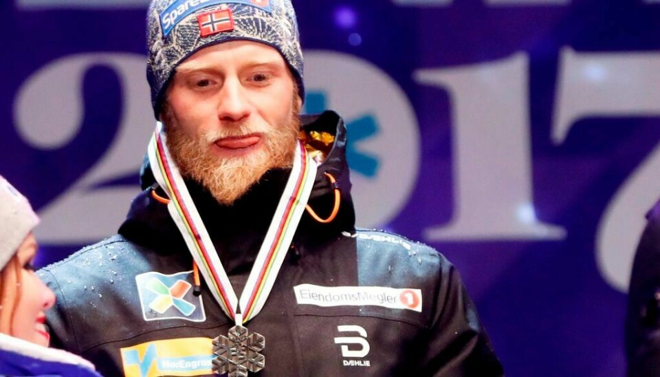 En litt tankefull Martin Johnsrud Sundby under medaljeseremonien etter 15 km klassisk i ski-VM i Lahti, der han står med en ny sølvmedalje rundt halsen.