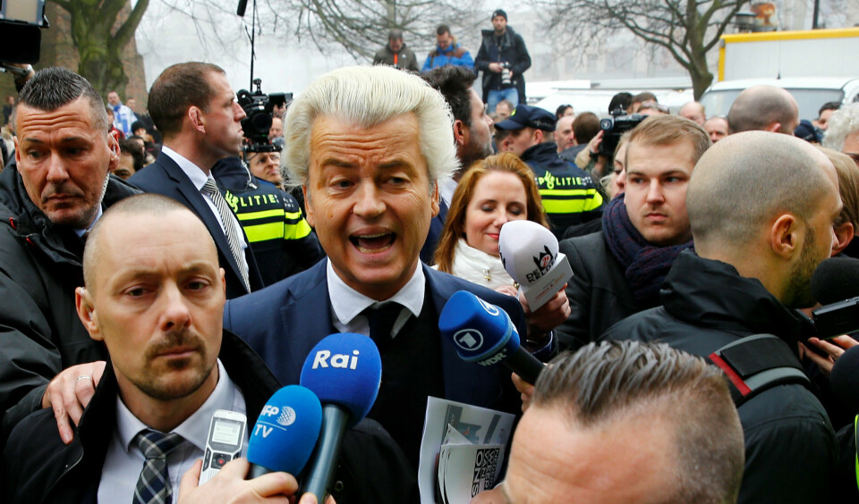 Geert Wilders viser seg sjelden i offentlige sammenhenger, men gjorde et unntak i Rotterdam lørdag for halvannen uke siden. Etter det avlyste han offisielle valgkamparrangementer av sikkerhetsårsaker etter en avsløring rundt en person i sikkerhetsteamet. Geert Wilders viser seg sjelden i offentlige sammenhenger, men gjorde et unntak i Rotterdam lørdag for halvannen uke siden. Etter det avlyste han offisielle valgkamparrangementer av sikkerhetsårsaker etter en avsløring rundt en person i sikkerhetsteamet.