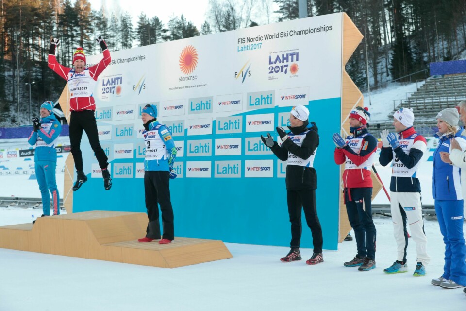 Canadas Alex Harvey jubler for gull, mens Martin Johnsrud Sundby og Sjur Røthe (t.h.) applauderer.