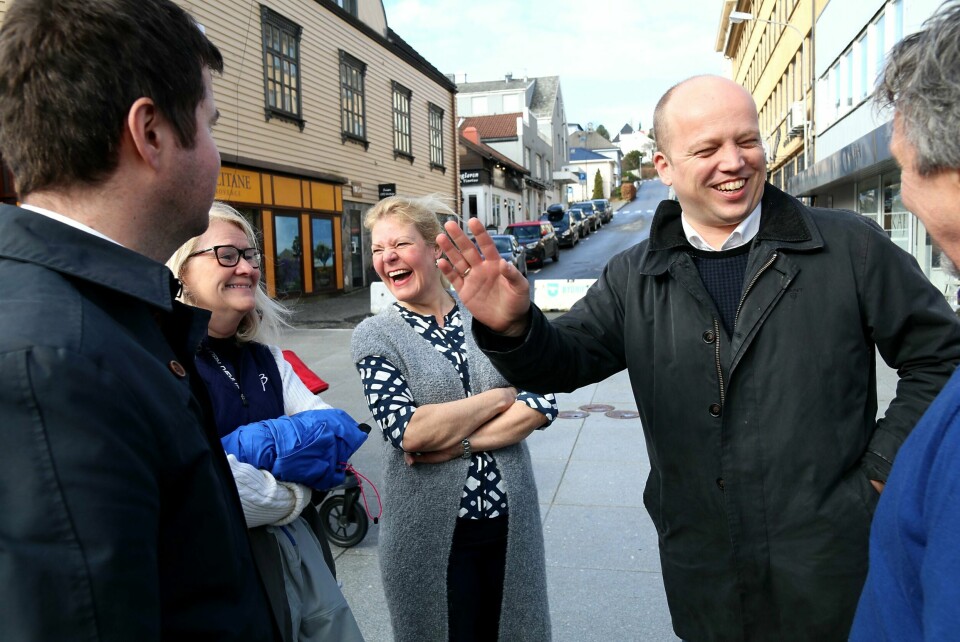 Sp-leder Trygve Slagsvold Vedum var i Sandnes i går for å fri til gauken. Han sjarmerte Kaja Moe (midten). Sofie Margrethe Selvikvåg (t.v.) og Geir Pollestad (t.v.) er allerede overbevist. Foto: Arne Birkemo