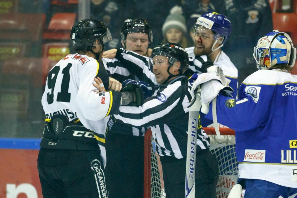 Tommy Kristiansen (venstre) og Kalle Eklund må skilles av dommerene etter en nevekamp mellom de to under semifinalen mellom Sparta og Stavanger Oilers i Sparta Amfi mandag Foto: Cornelius Poppe / NTB scanpix