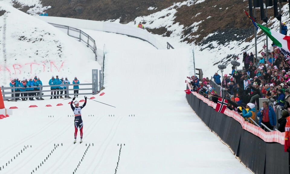 Marit Bjørgen hilser Kollen-publikummet søndag.