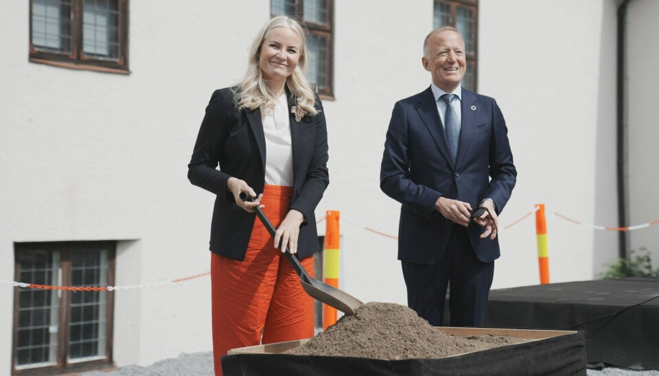 Kronprinsesse Mette-Marit og administrerende direktør i Statsbygg Harald Nicolaisen legger ned grunnsteinen til det nye Vikingtidsmuseet på Bygdøy. Kronprinsesse Mette-Marit og administrerende direktør i Statsbygg Harald Nicolaisen legger ned grunnsteinen til det nye Vikingtidsmuseet på Bygdøy.Foto: Stian Lysberg Solum / NTB