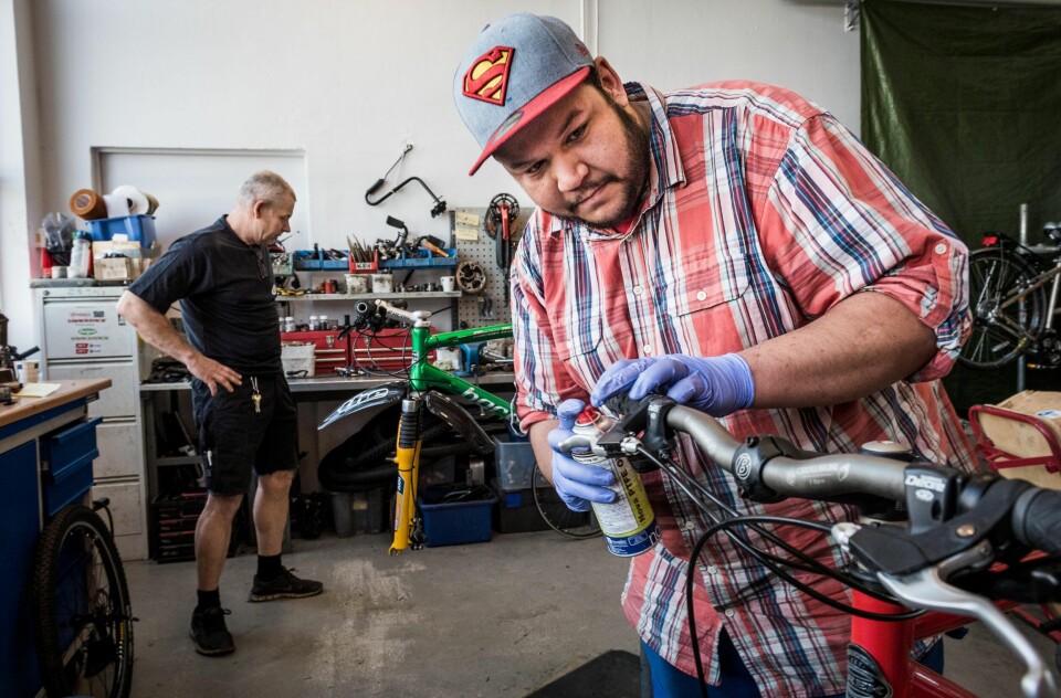 Christopher Andersen (t.h.) har arbeidstrening på Ilas på Lambertseter. Tilsammen jobber omlag ti stykker på sykkelverkstedet. Her slår de et slag for gjenbruk og klima, samtidig som de får nyttig arbeidserfaring. Christopher Andersen (t.h.) har arbeidstrening på Ilas på Lambertseter. Tilsammen jobber omlag ti stykker på sykkelverkstedet. Her slår de et slag for gjenbruk og klima, samtidig som de får nyttig arbeidserfaring.