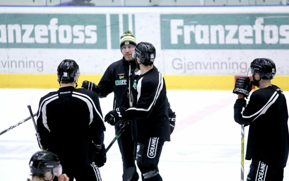 Oilers-trener Pål Gulbrandsen i diskusjon med Josh Soares, Henrik Solberg og Mats Larsen Mostue på fredagens Oilers-trening. Foto: Pål Karstensen
