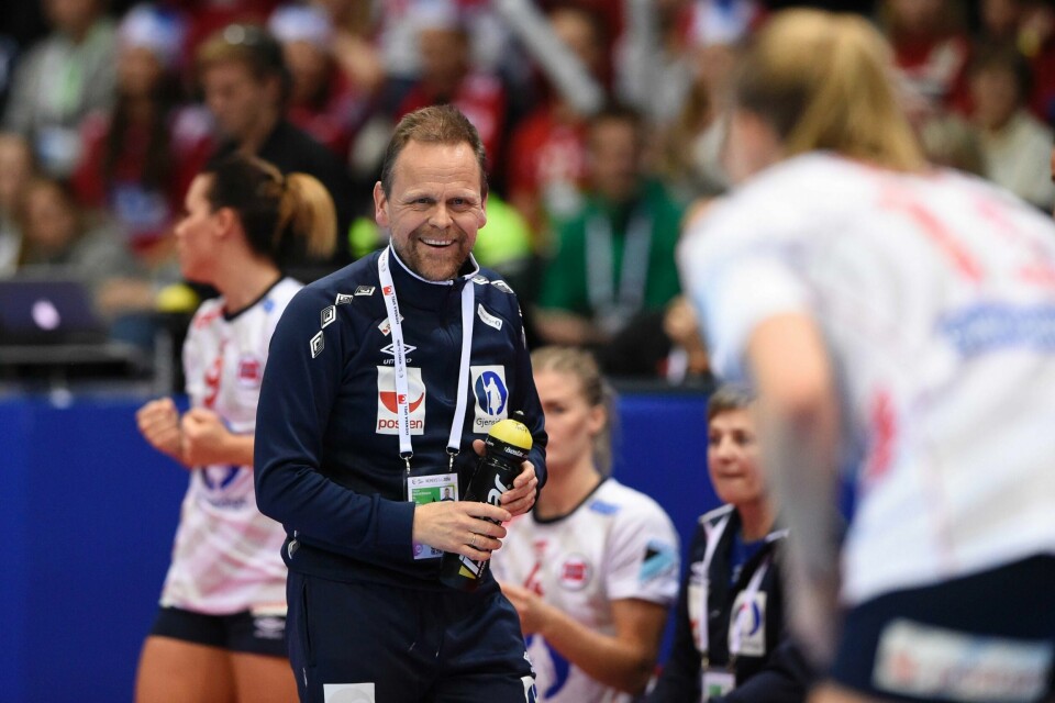Thorir Hergeirsson har hatt god grunn til å smile de siste årene, da han har blitt kåret til årets kvinnetrener av IHF hvert år siden 2011 med unntak av 2103. Foto: Jonathan Nackstrand /AFP.