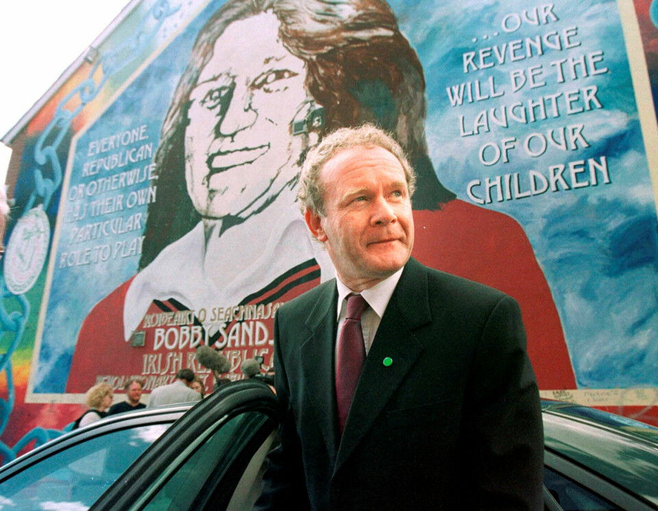 Martin McGuinness var sentral i IRA i en del av den voldelige perioden under konflikten, men endte opp som sentral i fredsprosessen og til slutt som viseførsteminister i Nord-Irland. Her foran veggmaleriet av Bobby Sands i Belfast i 2001. Martin McGuinness var sentral i IRA i en del av den voldelige perioden under konflikten, men endte opp som sentral i fredsprosessen og til slutt som viseførsteminister i Nord-Irland. Her foran veggmaleriet av Bobby Sands i Belfast i 2001.