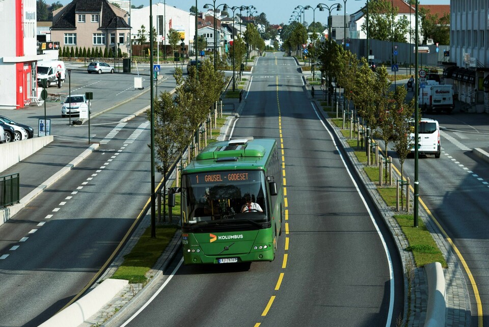 – Det er dessverre stor forskjell på kollektivfelt for vanlige buss og prosjektet som er satt i gang her i regionen med midtstilt bussvei, skriver Frode Myrhol (FNB). Foto: Roy Storvik