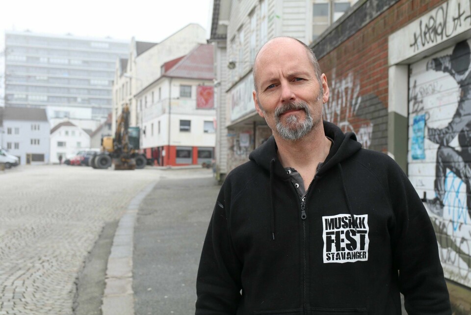 Leder for ungdomshuset Metropolis, Thomas Ognedal Matre, mener det er få steder som passer like ypperlig for konsertlokalet som Nytorget. Flere ganger har det vært snakk om relokalisering av Metropolis på grunn av politikernes planer. Foto: Ingvild Wathne Johnsen