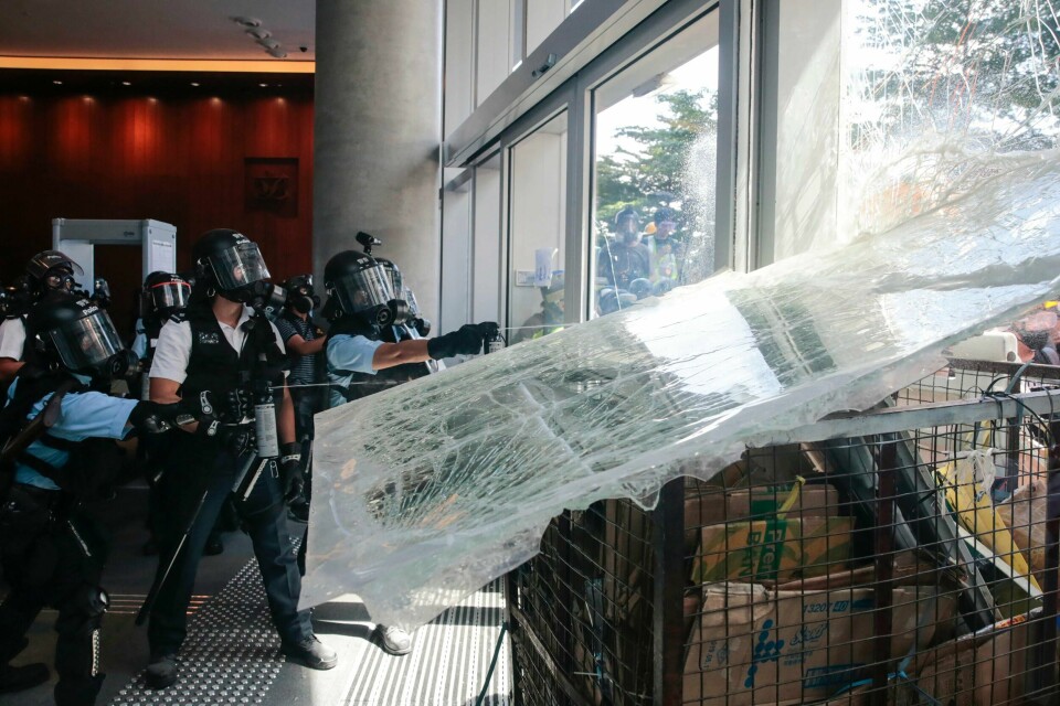 Demonstranter i Hongkong knuste vinduer og tok seg inn i den lovgivende forsamlingen. Foto: AP / NTB scanpix