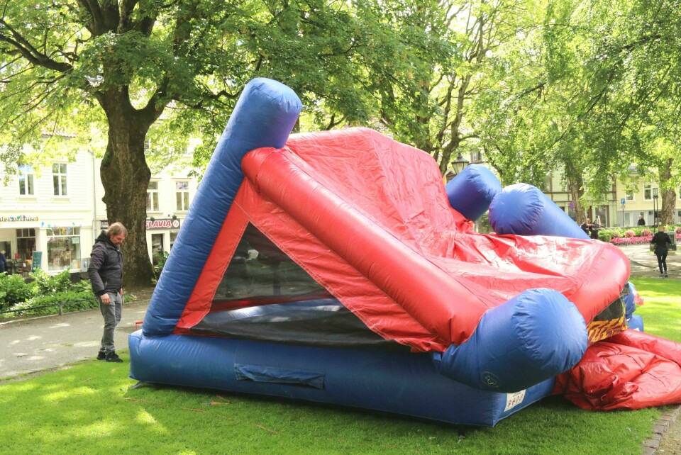 Hoppeslottet har tak, så dårlig vær er ingen god grunn for ikke å ta seg en tur i Byparken. Hoppeslottet har tak, så dårlig vær er ingen god grunn for ikke å ta seg en tur i Byparken.
