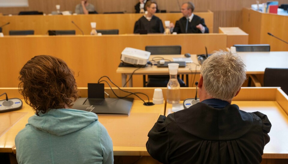 Fra Agder lagmannsrett i Kristiansand der dommen i drapsankesaken ble forkynt onsdag. Her advokat Olav Sylte med den tiltalte kvinnen (44).