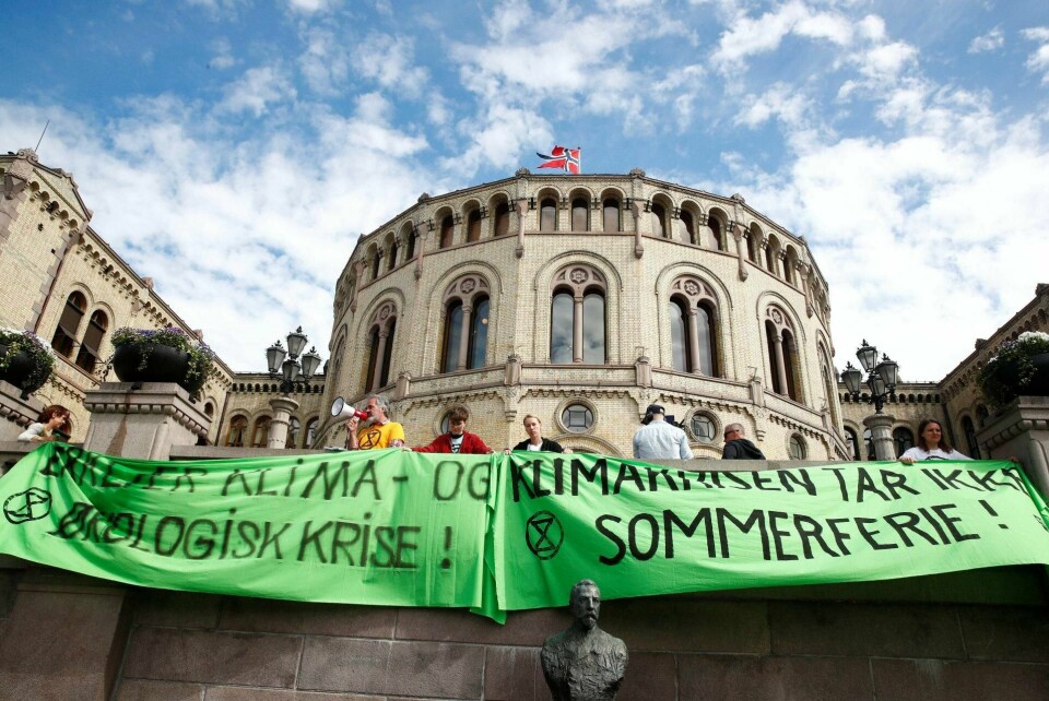 uten flyskam?: Extinction Rebellion er blant de mange som har demonstrert for klimaet utenfor Stortinget de seneste månedene. Tusenvis av skoleelever og utallige andre miljøorganisasjoner har gjort det samme i flere omganger. Det har ikke forhindret en vekst i stortingsrepresentantenes bruk av fly i Norge. FOTO: TERJE PEDERSEN/NTB SCANPIX