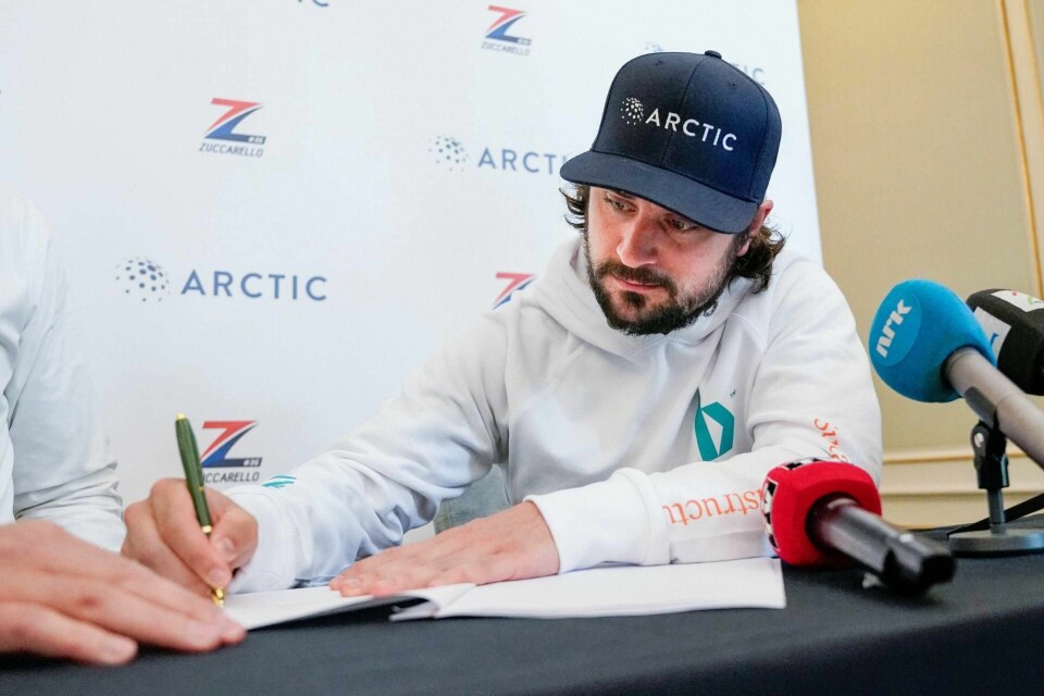 signaturen: Her underskriver Mats Zuccarello gigantkontrakten med Minnesota Wild. FOTO: NTB SCANPIX