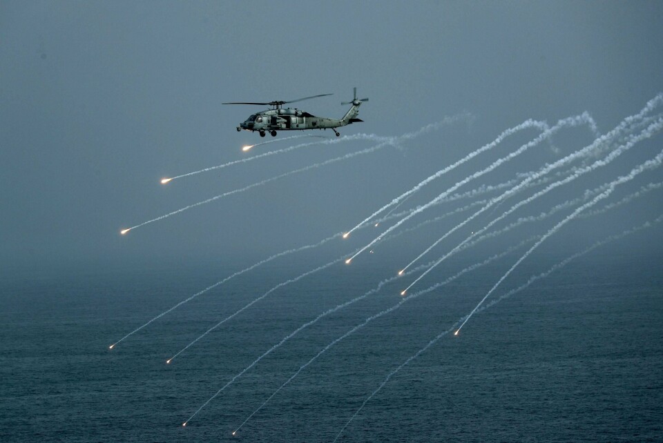 Amerikansk militærhelikopter under en øvelse i Arabiahavet, der hangarskipet USS Abraham Lincoln er utplassert. Hangarskipets utplassering skjedde etter at USA hevdet Iran truet amerikanske mål i regionen.