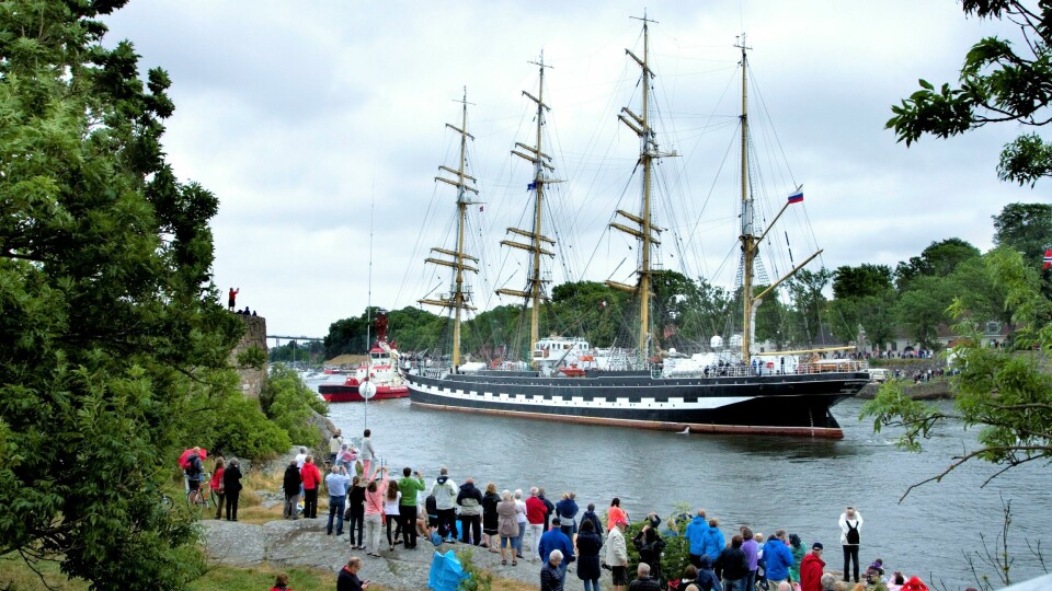 VEL MØTT: Selv om tallene på antall besøkende på Tall Ships Races i 2014 spriker, er det ingen tvil om at det var populært. Her sier folket farvel til Kruzenshtern. tall ships races 2014
Kruzenshtern forlater Fredrikstad