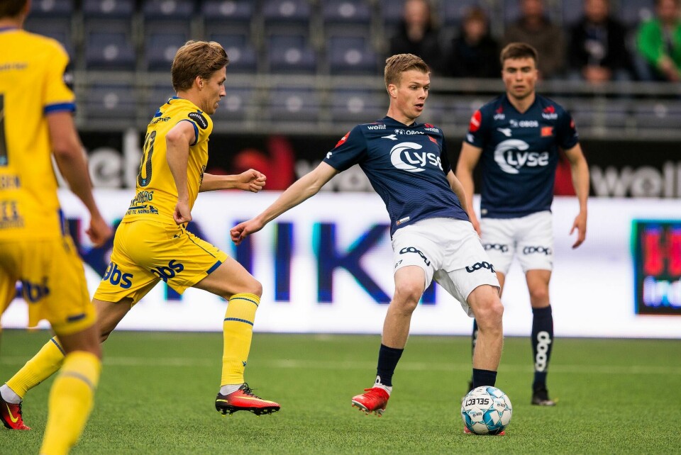 Tidligere Sandnes Ulf-spiller Niklas Sandberg jakter ballen og Samuel Kari Fridjonsson. Foto: Carina Johansen / NTB scanpix Stavanger 20190705.Eliteserien i fotball 2019: Viking -Haugesund.Vikings Samel Kari Fridjónsson i aksjon under kampen mellom Viking og Haugesund på SR-Bank Arena.Foto: Carina Johansen / NTB Scanpix