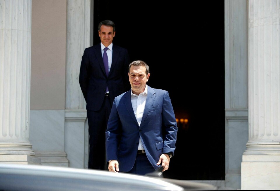 vaktskifte: Hellas’ nye statsminister Kyriakos Mitsotakis ser på mens forgjenger Alexis Tsipras forlater statsministerboligen i Aten. FOTO: THANASSIS STAVRAKIS/NTB SCANPIX