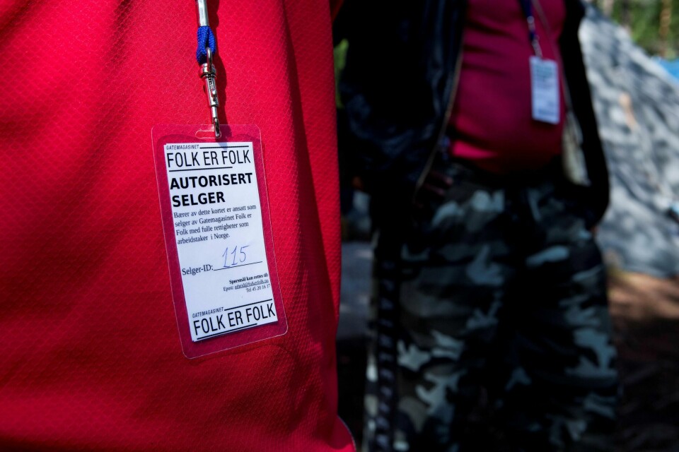 Dei som seljer magasinet på gata, er neppe klar over at redaktøren i den nyaste utgåva leflar med holocaustfornekting på leiarplass.