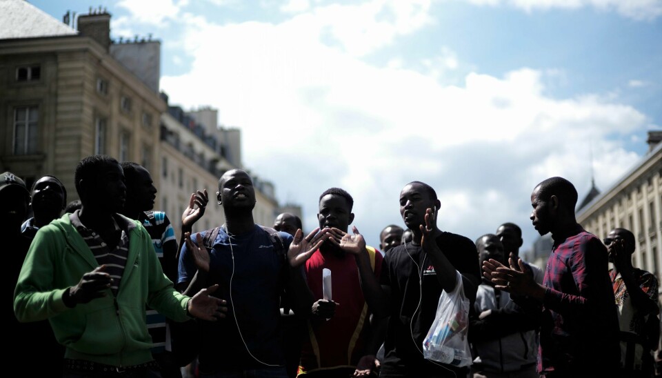 Flere hundre migranter og støttespillere deltok i en protestaksjon i Pantheon-kirken i Paris fredag.