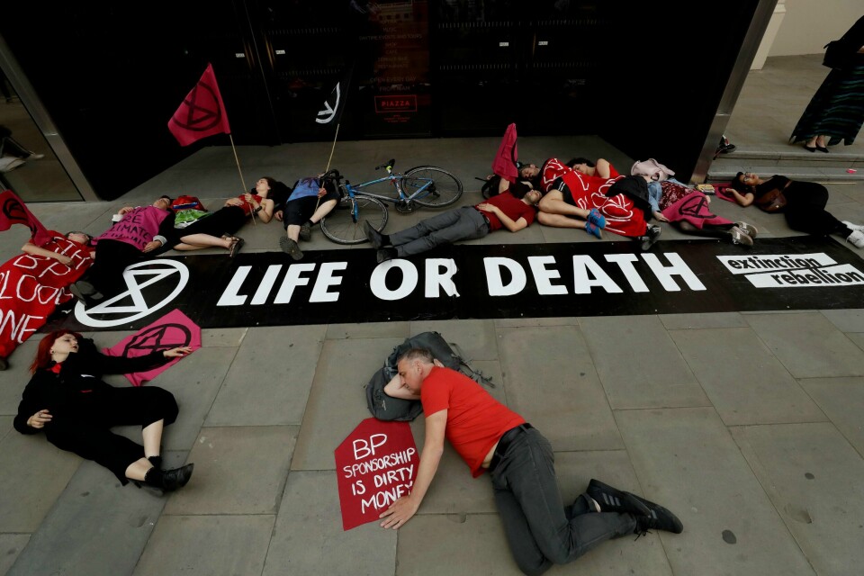 Extinction Rebellion har markert seg med en rekke demonstrasjoner i flere land de siste månedene. Bildet er tatt under en demonstrasjon i London i juli, og demonstrantene på bildet er ikke knyttet til rettssakene som nå skal opp for retten i storbyen.