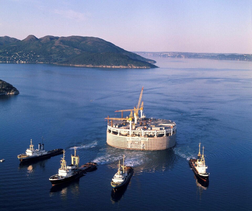 Stavanger 1973: Slepebåter sleper Ekofisktanken ut på Ekofiskfeltet i Nordsjøen.
