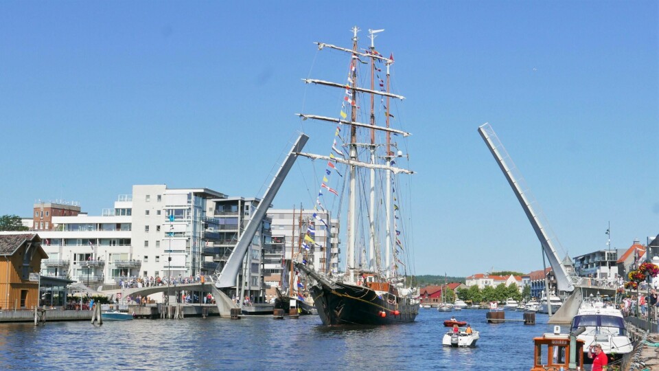PASSERING: Når Nederlandske Gulden Leeuw passerer gangbrua i Fredrikstad løftes brua og folket må ta ferge for å komme seg over elva.