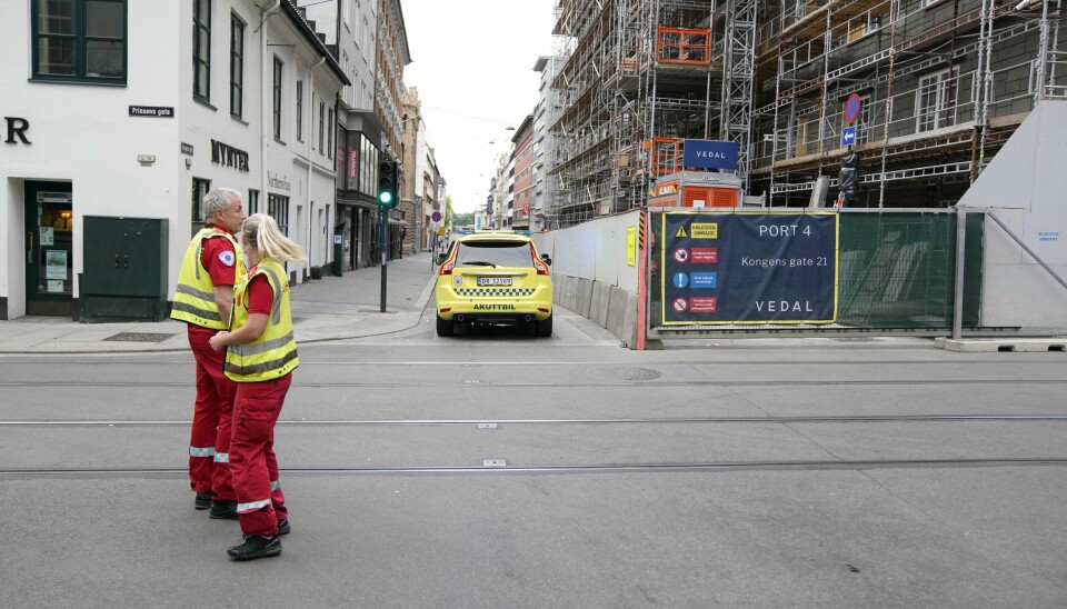 Politiet har rykket ut til melding om at det er avfyrt skudd i Oslo sentrum. En mann er skadd.