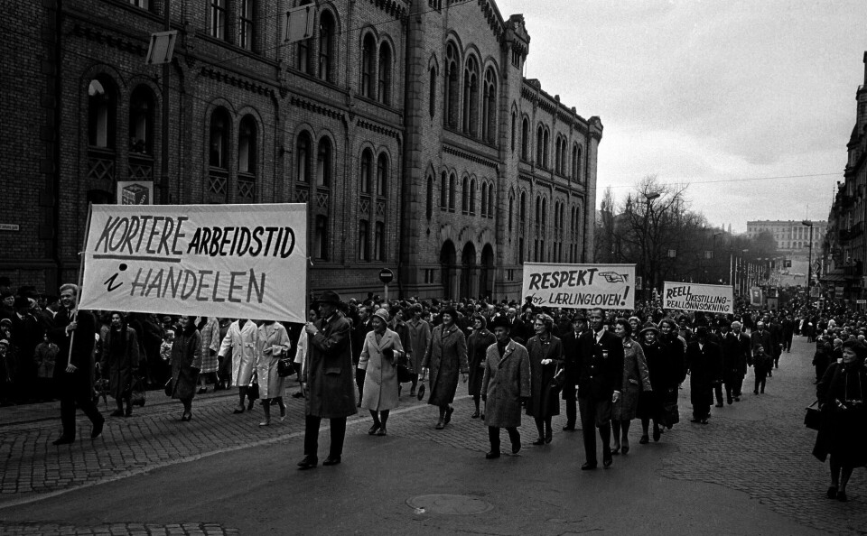 OSLO 1966: Første mai demonstrasjon i Oslo. Arbeiderbevegelsens tog med paroler om kortere arbeidstid. FOTO: NTB SCANPIX.
