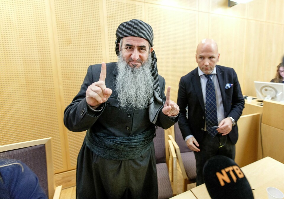 Mulla Krekar i Oslo tingrett da han i 2016 ble fremstilt for varetektsfengsling på grunn av fare for at han ville unndra seg rettsforfølgelse i Italia. Her med sin advokat Brynjar Meling.