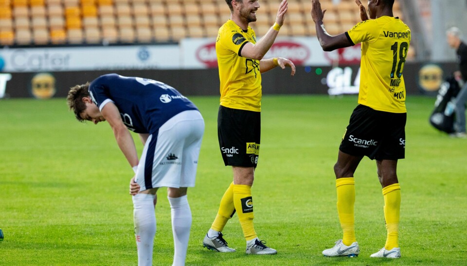 Tomålscorer Arnor Smarason gratuleres av lagkamerat Ebiye Moses på Lillestrøm, mens Strømsgodsets Lars-Christopher Horst Jan Vilsvik fortviler etter 2-1 tapet i fotballkampen i Eliteserien mellom Lillestrøm og Strømsgodset på Åråsen Stadion.