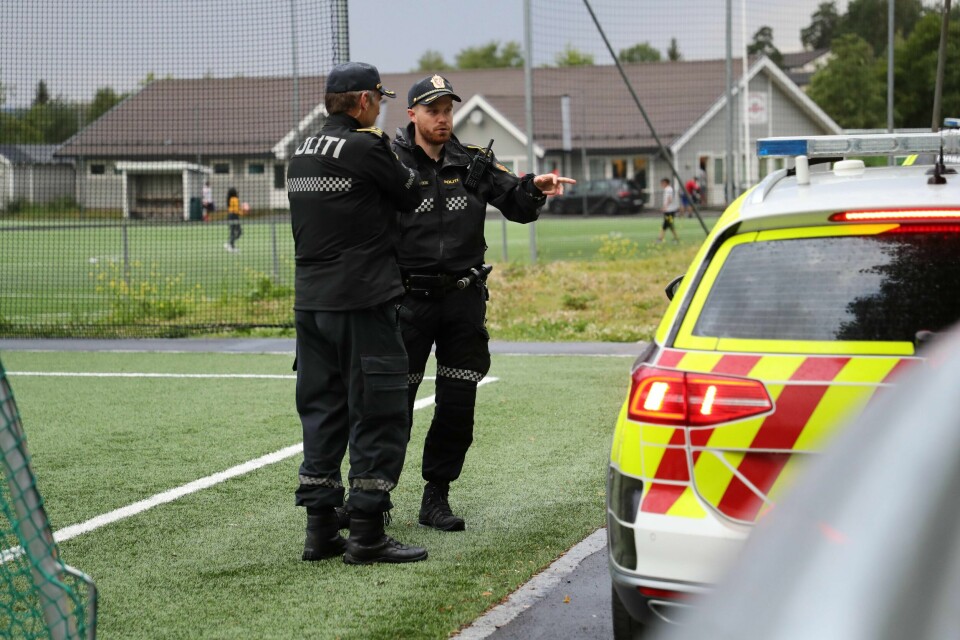 Politiet på åstedet ved Holmlia skole etter knivstikkingen mandag kveld.