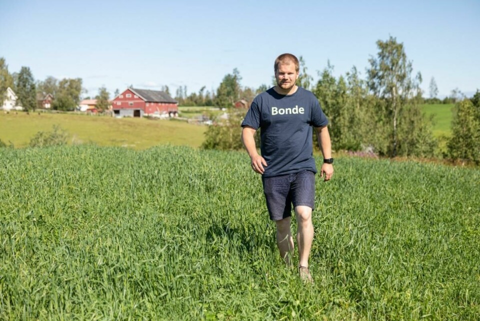 Juli 2019: I år dyrker bonden Lars Halvor Stokstad i Ullensaker i Akershus gress og fôr jordet som er betydelig grønnere enn den uttørkede byggåkeren som lå her i fjor. Om noen uker er det klart for årets andre slått. Juli 2019: I år dyrker bonden Lars Halvor Stokstad i Ullensaker i Akershus gress og fôr jordet som er betydelig grønnere enn den uttørkede byggåkeren som lå her i fjor. Om noen uker er det klart for årets andre slått.