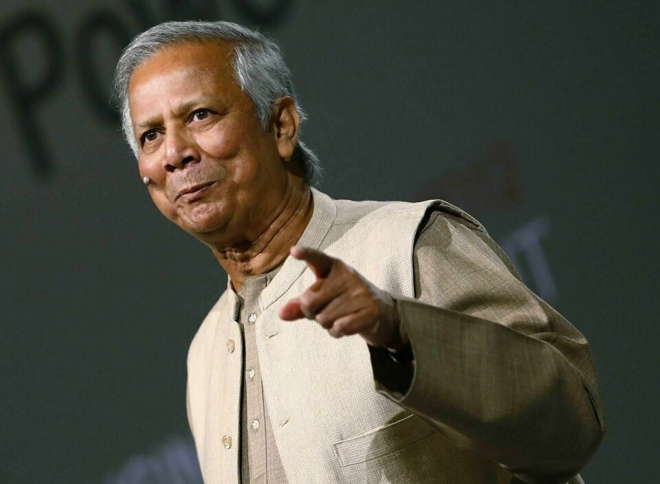 Muhammad Yunus er en av fredsprisvinnerne som er hedret med bronseplakett i Stavanger. Nå vekker hederen religiøs strid. Foto: Alexander Klein, AFP