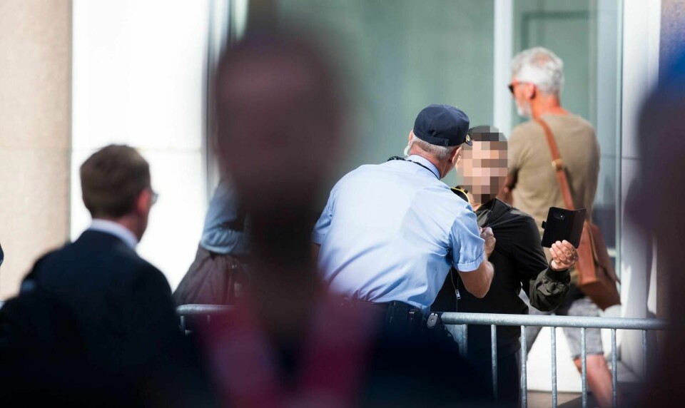 Politiet har kontroll på en mann som hylte og skrek under minnemarkeringen i Regjeringskvartalet i Oslo mandag morgen, åtte år etter terrorangrepene 22. juli 2011.