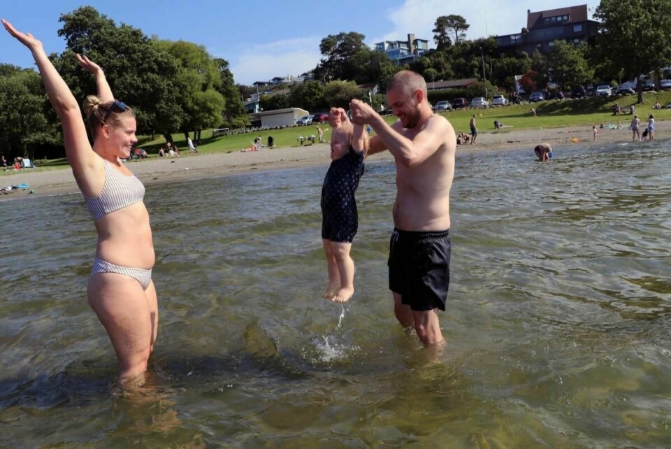 «Deilig», fastslår Kine Ørland, som koser i Møllebuktas 19,1 grader celsius sammen med sønnen Benjamin (1) og Morten Holter. Badetemperaturene steg time for time i godværet ved Hafrsfjord i går formiddag, og Stavanger kommune melder om god vannkvalitet de fleste steder. FOTO: STEIN ROGER FOSSMO