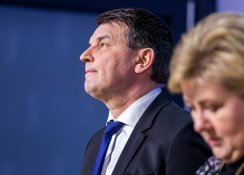 28. mars endret PST Bertheussens status fra fornærmet til mistenkt i samtlige saker, bortsett fra den hun allerede var siktet for. Samme dag gikk hennes samboer Tor Mikkel Wara (Frp) av som justisminister. Her fra pressekonferansen da han sammen med statsminister Erna Solberg (H) kunngjorde avgangen. Oslo 20190328.Tor Mikkel Wara går av som justisminister. Det opplyste statsminister Erna Solberg på en pressekonferanse torsdag ettermiddag. Foto: Gorm Kallestad / NTB scanpix
