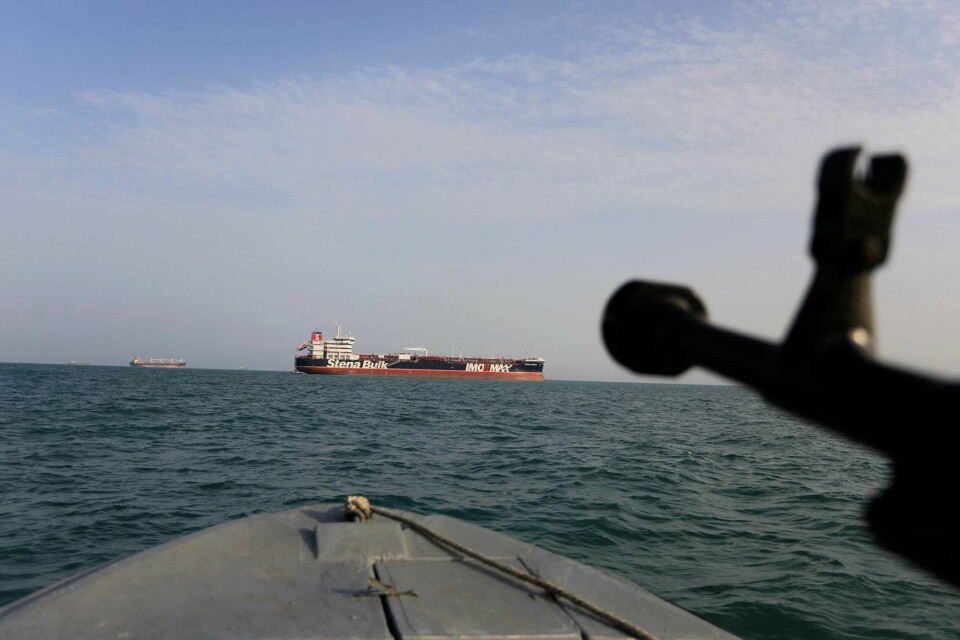 Et bilde tatt fra en av den iranske revolusjonsgardens hurtigbåter viser det britiskregistrerte tankskipet Stena Impero, som er tatt i arrest i Iran.