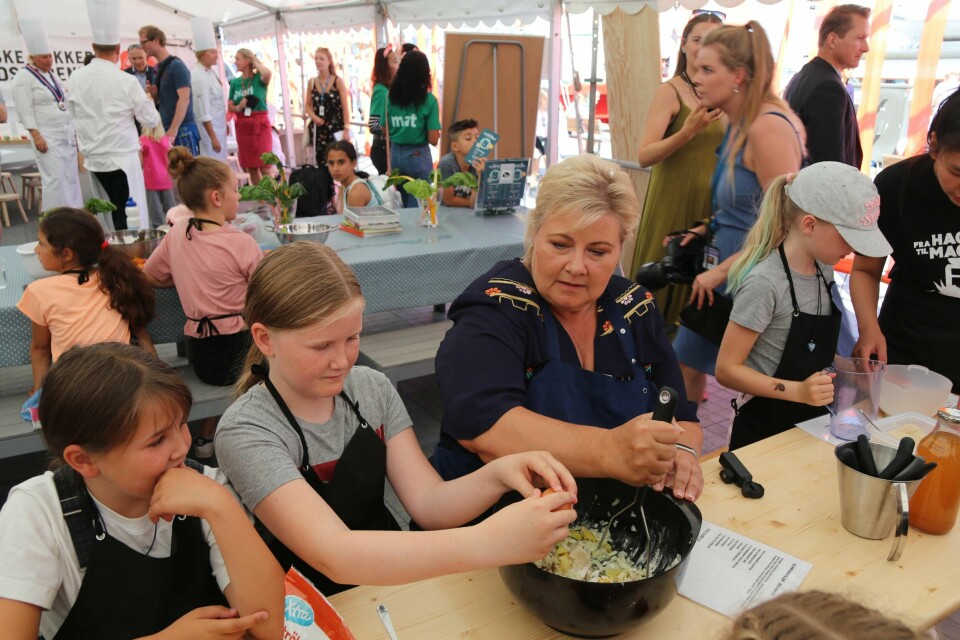 Etter åpningen av Gladmatfestivalen deltok statsministeren på kokkekurs for barn, arrangert av Fra Hage til Mage.