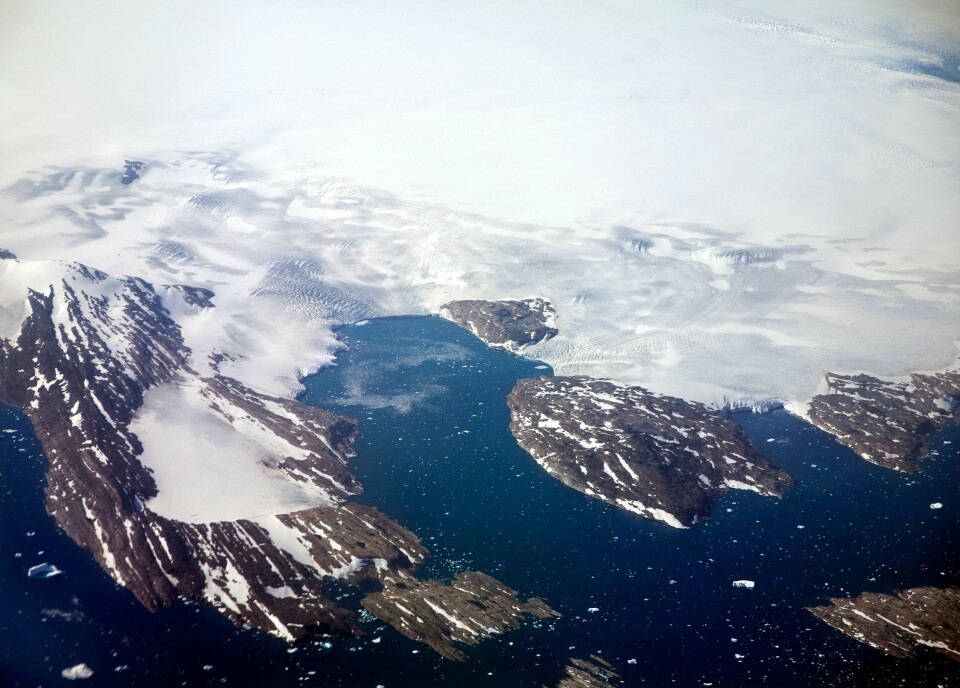 En isbre kalver isfjell ut i fjorden sørøst på Grønland i 2017.
