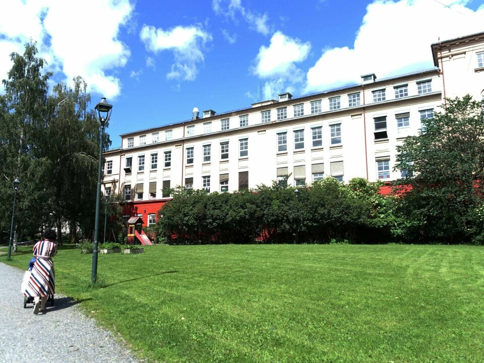 Lukket: Inngangen til Sophies Minde fra Trondheimsveien har et lite grøntområde foran, men resten av de grønne stiene ligger bak porter og høye gjerder. Deler av det omtrent 12.000 kvadratmeter store bygget brukes i dag som midlertidig barnehage.