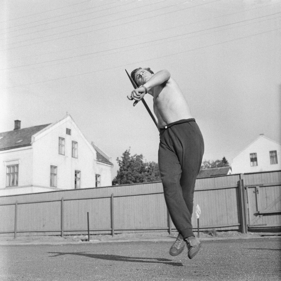 Hamar, 1956. Spydkasteren Egil Danielsen lader opp før Olympiske leker i Melbourne Australia.