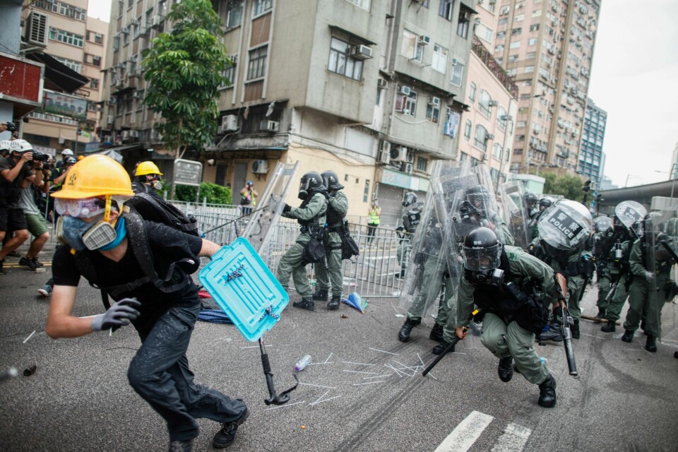 Demonstrasjonene fortsetter i Hongkong, der det lørdag kom til kraftige sammenstøt mellom politi og demonstranter. (bildet).