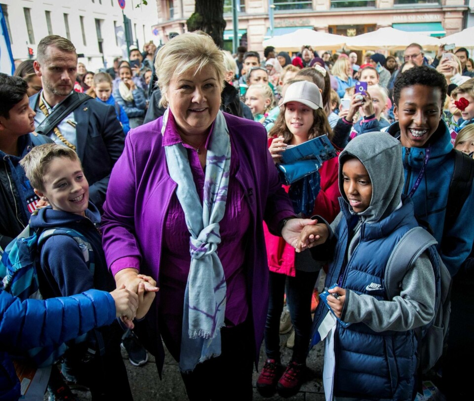 til bergen: Torsdag 1. august sparker statsminister Erna Solberg (H) valgkampen i gang for alvor. Første stopp blir hjembyen Bergen. Her fra da Solberg besøkte valgboden i Karl Johans gate i Oslo i 2017. Foto: Heiko Junge/NTB scanpix