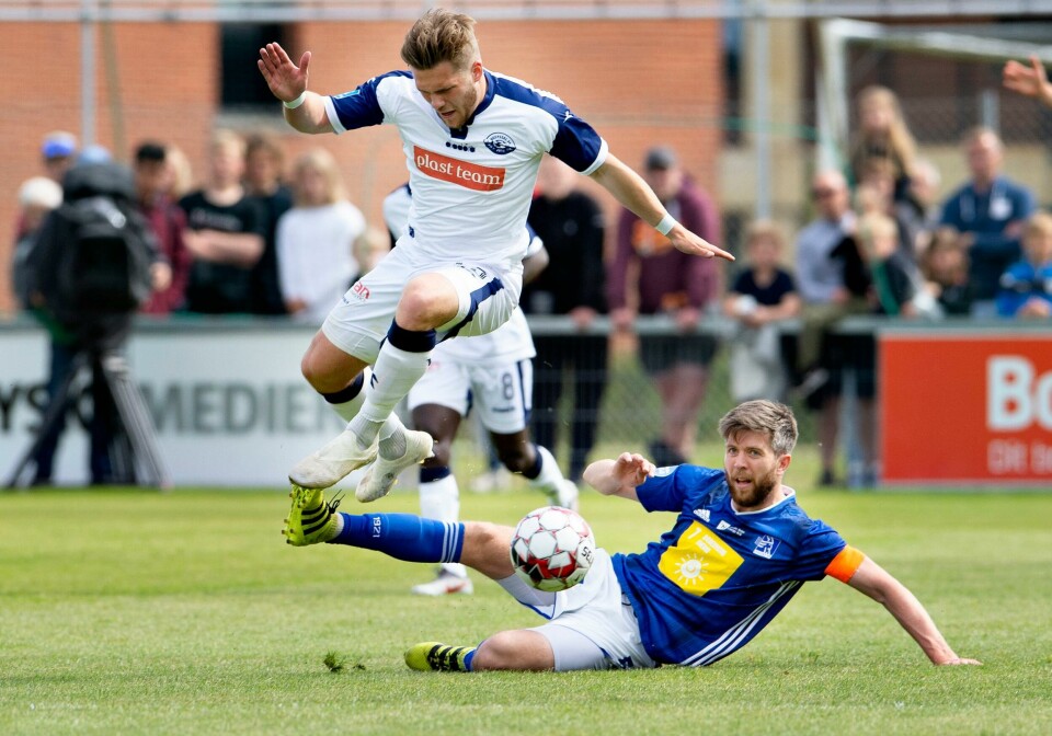 Benjamin Källman (i hvitt) er så godt som klar for Viking. Her er han i duell med tidligere Viking-spiller Martin Ørnskov i juni. Foto: Henning Bagger/Ritzau Scanpix Vendsyssels Benjamin Källman på vej over Lyngbys Martin Ørnskov i Superliga playoff-kampen Vendsyssel FF mod Lyngby Boldklub på Nord Energi Arena i Hjørring, søndag 2. juni 2019.. (Foto: Henning Bagger/Ritzau Scanpix)
