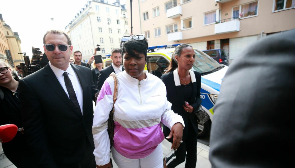 Renee Black, rapperens mor, på vei inn til rettssaken. Sønnen er tiltalt for kroppsskade.