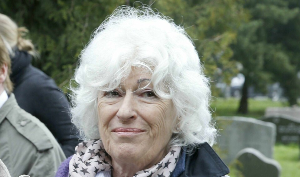 Oslo 20150505.
Samuel Steinmann gravlegges på den jødiske gravlunden Helsfyr gravlund. Steinmann var en av fem norske jøder som overlevde Auschwitz-Birkenau under andre verdenskrig, og som tidsvitne har Samuel Leon Steinmann vært svært viktig for vår nasjon. Daglig leder for Jødisk Museum i Oslo Sidsel Levin og søsteren journalist Mona Levin (th) tok farvel med en god venn.
Foto: Terje Pedersen / NTB scanpix