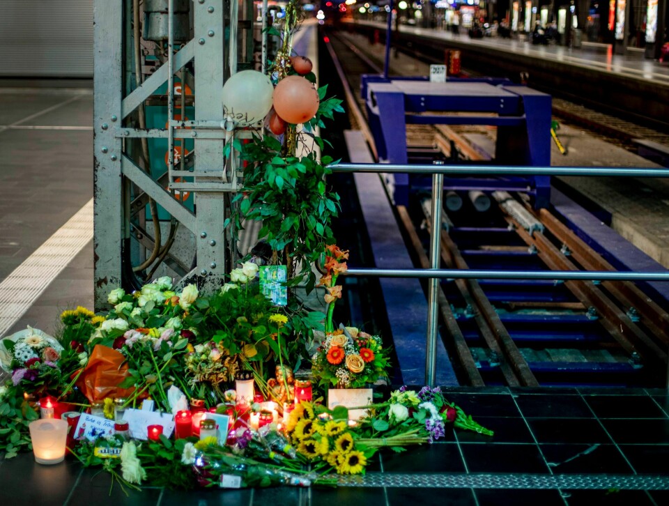 Blomster og stearinlys er lagt ut av folk ved stedet der en åtte år gammel gutt ble dyttet i døden foran et tog i Frankfurt.