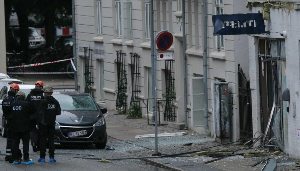 Politi på stedet foran nærpolitistasjonen i Hermodsgade lørdag morgen. Foto: Presse-fotos.dk / NTB scanpix