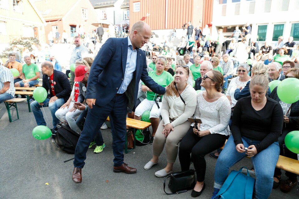 Oppgavene i offentlig sektor blir ikke løst bedre av at kommunikasjonssjefene i staten er ute og møter kommunikasjonsbyråene, og spiser middag på kvelden på statens regning, sier Sp-leder Trygve Slagsvold Vedum. Han synes det fineste med Arendalsuka er møtene med vanlige folk.